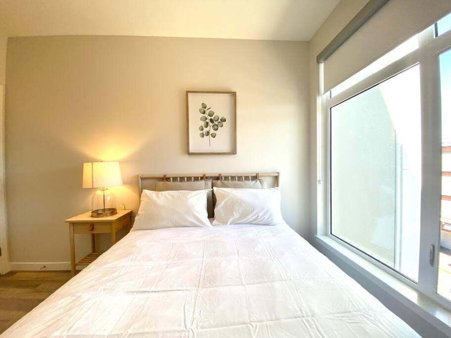 Lovely Brand New Condo Sidney Exterior photo