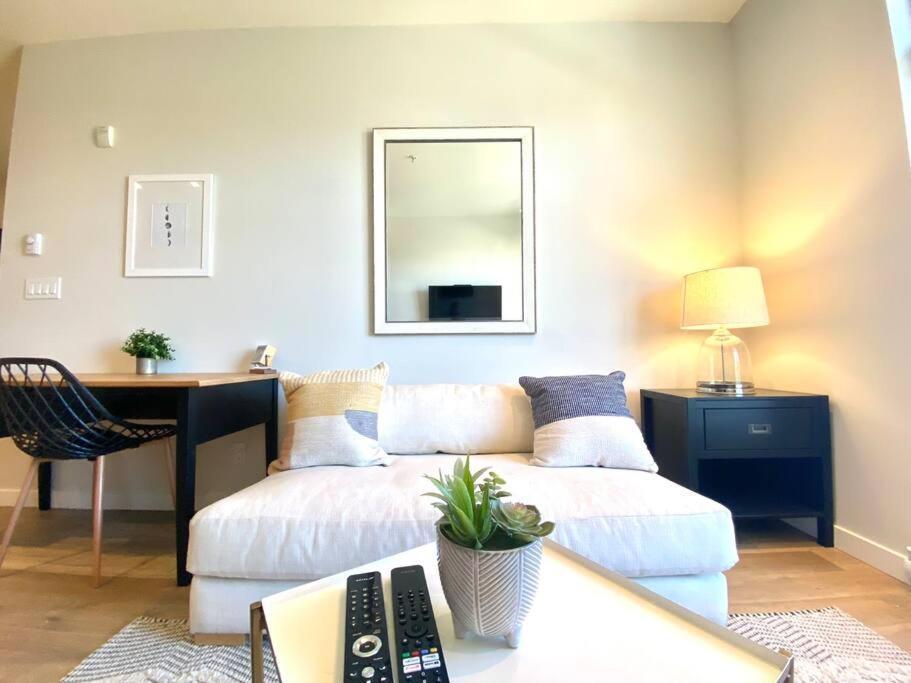 Lovely Brand New Condo Sidney Exterior photo
